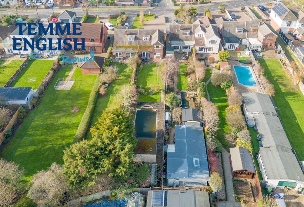 4 bedroom semidetached house for sale in Brock Hill, Wickford, Essex, SS11