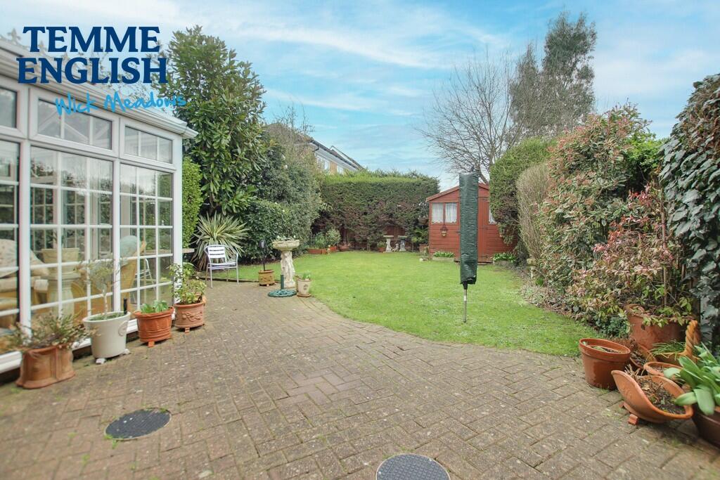 3 bedroom detached house for sale in Lamont Close, Wickford, Essex, SS12