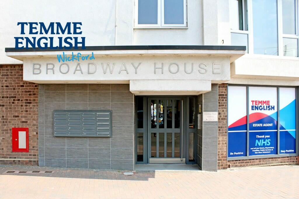 2 bedroom flat for sale in Station Avenue, Wickford, Essex, SS11