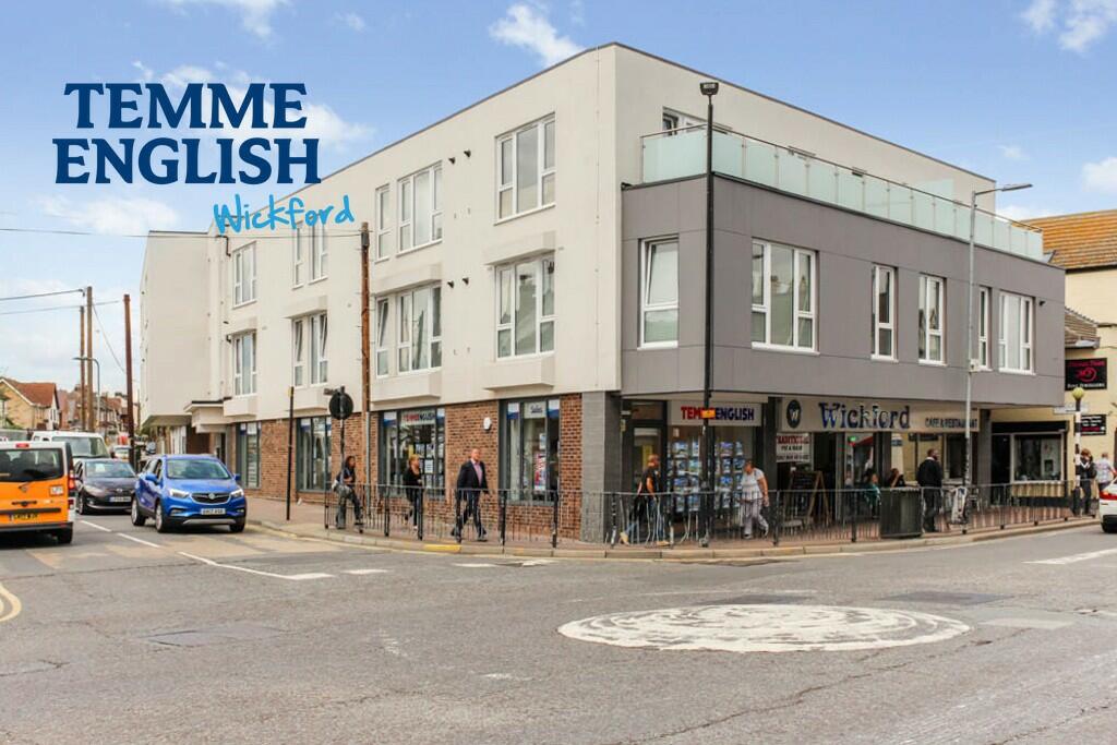 2 bedroom flat for sale in Station Avenue, Wickford, Essex, SS11