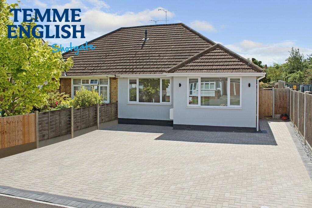 2 bedroom semidetached bungalow for sale in Bruce Grove, Wickford