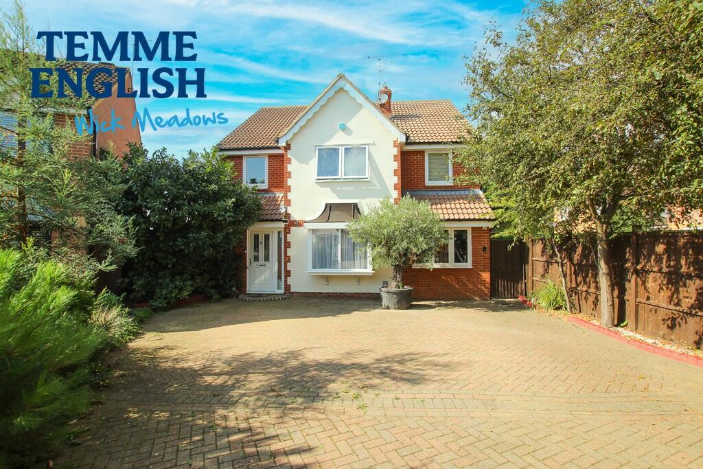 4 bedroom detached house for sale in Robertson Drive, Wickford, Essex, SS12