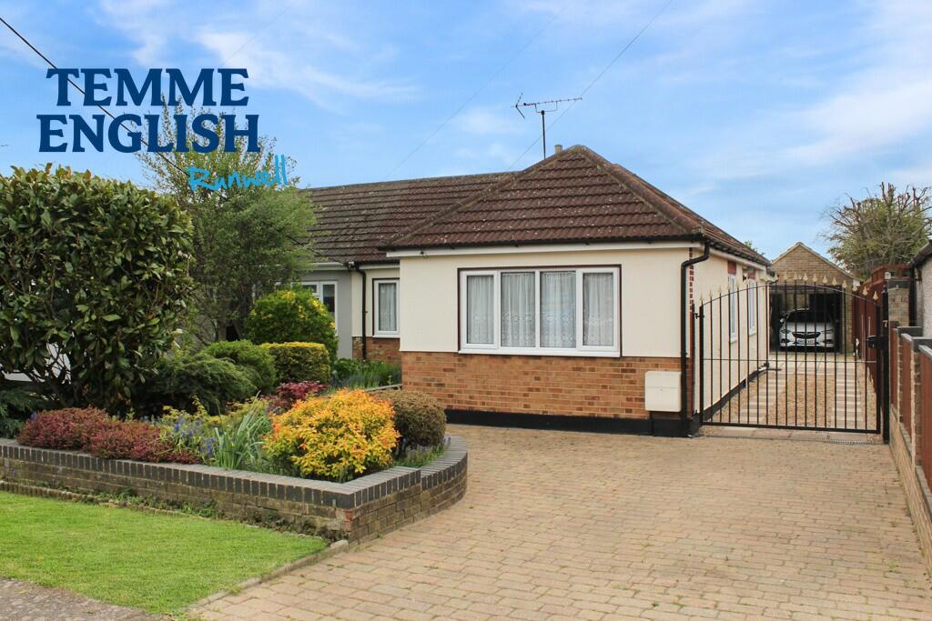 2 bedroom semidetached bungalow for sale in Tidworth Avenue, Wickford