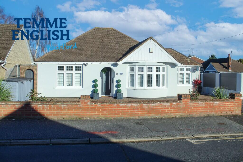 3 bedroom detached bungalow for sale in Lavender Way, Wickford, Essex, SS12