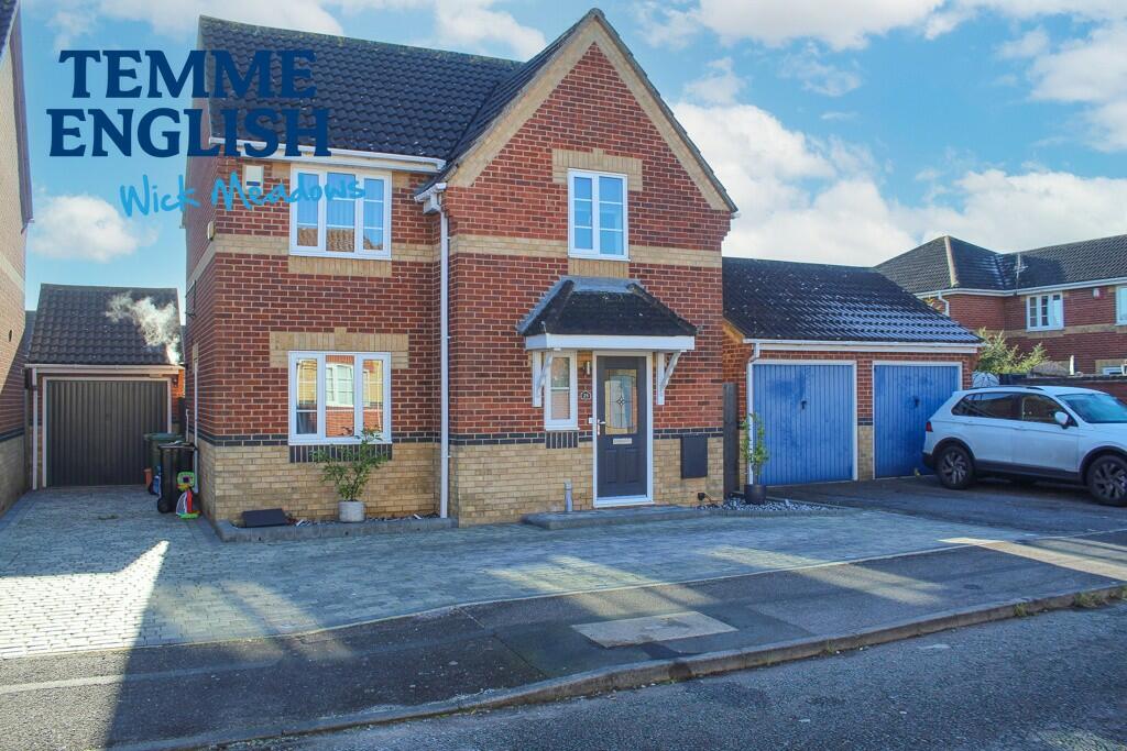 3 bedroom detached house for sale in Lennox Drive, Wickford, Essex, SS12