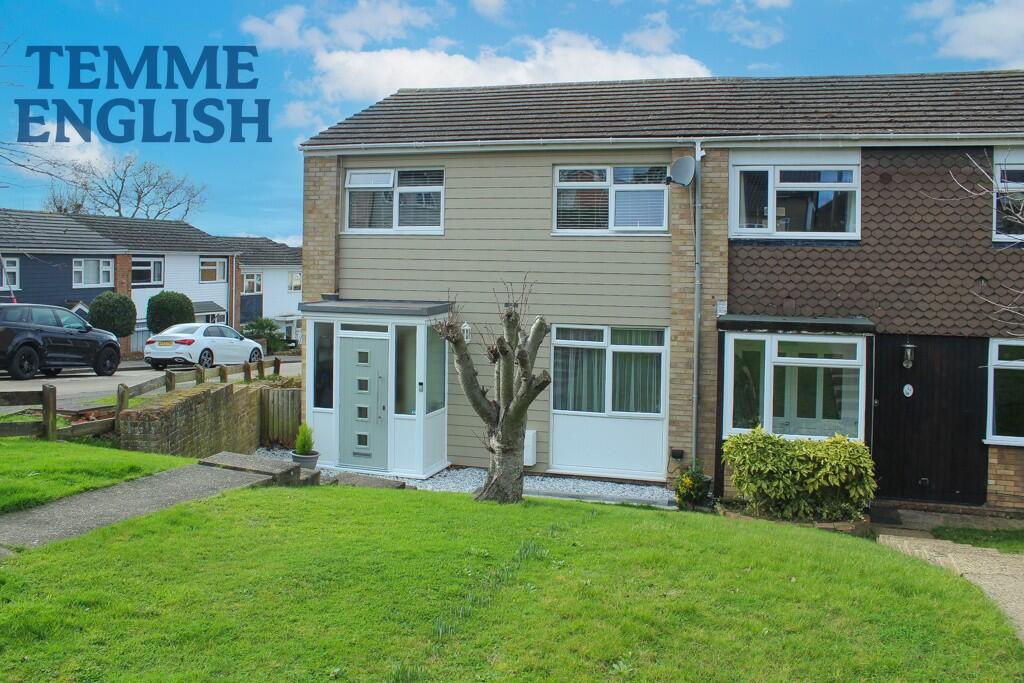 3 bedroom end of terrace house for sale in Wick Lane, Wickford, Essex, SS11