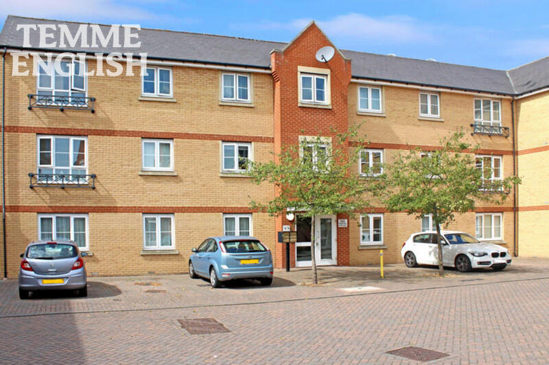 2 bedroom flat for sale in Bridge Road, Wickford, Essex, SS11