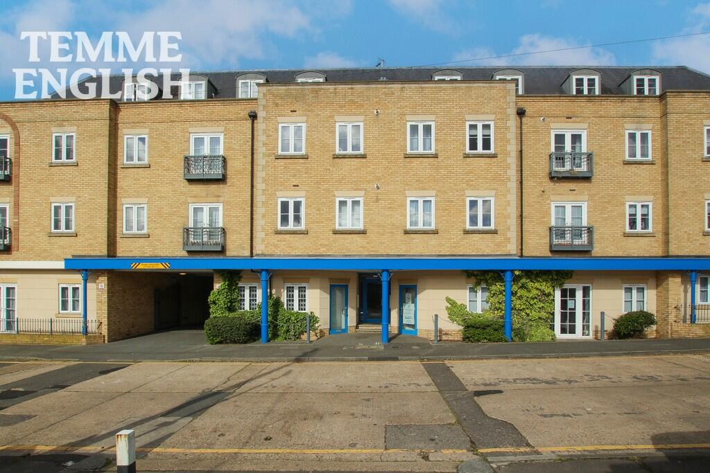 1 bedroom flat for sale in Woodlands Road, Wickford, Essex, SS12