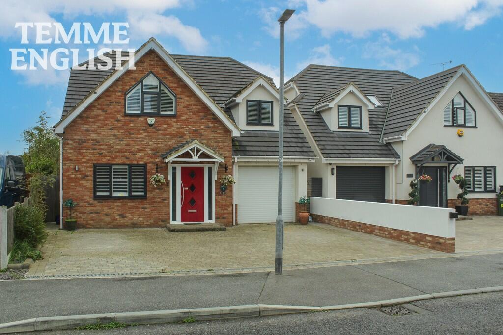 4 bedroom detached house for sale in Fanton Walk, Wickford, Essex, SS11