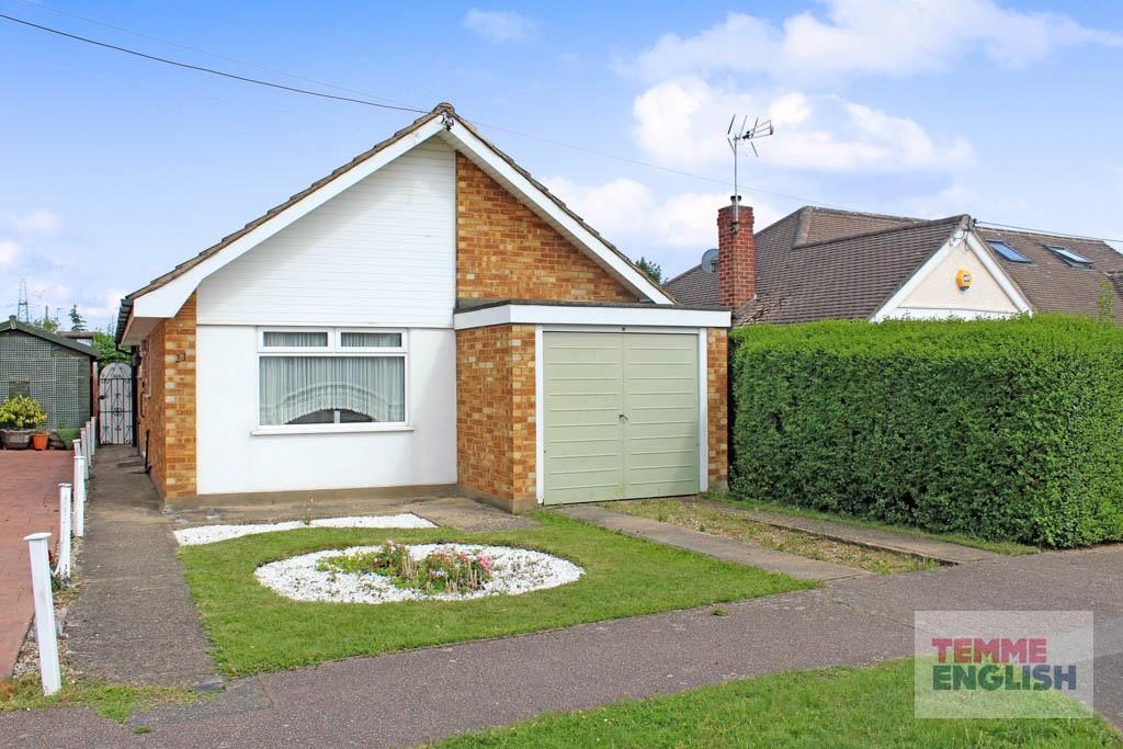 2 bedroom detached bungalow for sale in Third Avenue, Wickford, Essex, SS11