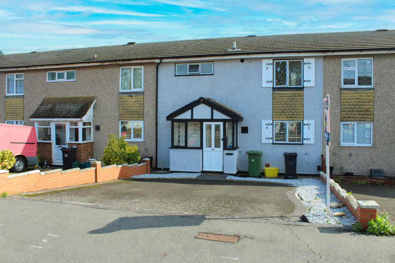 3 bedroom terraced house for rent in Haslemere Road, Wickford, Essex, SS11