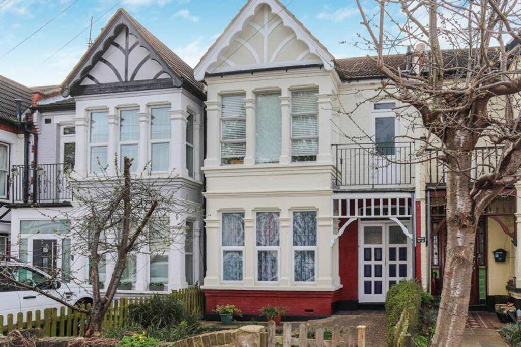 1 bedroom ground floor flat for sale in Lovelace Gardens, SouthendOn