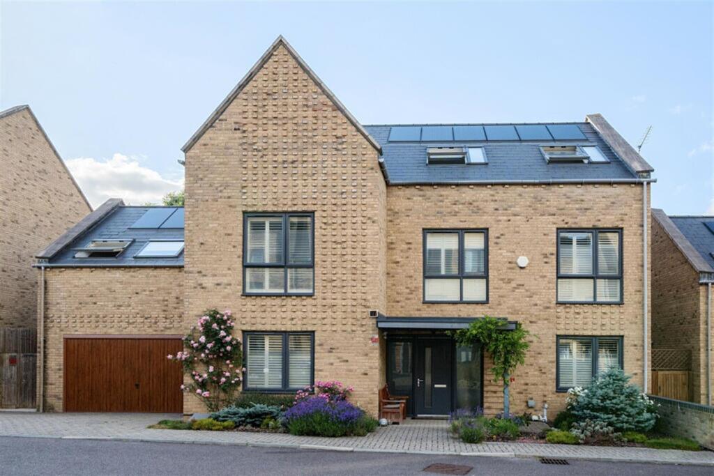 Main image of property: Well Grove, London, N20