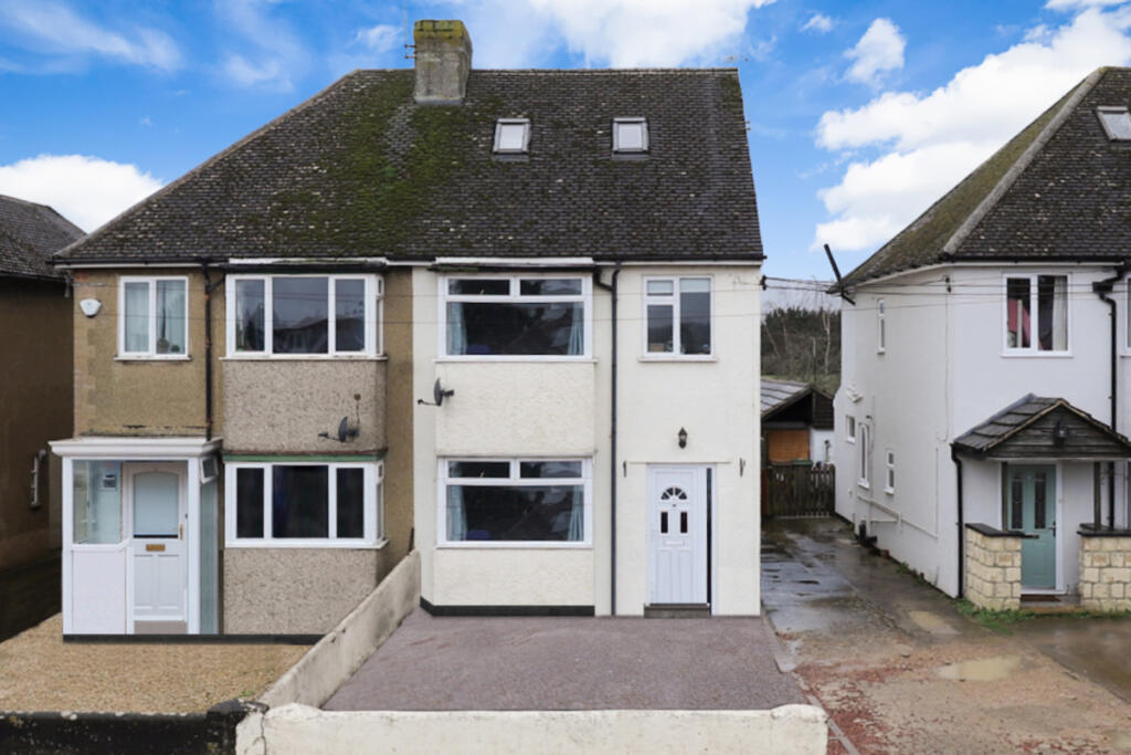 4 bedroom semidetached house for sale in Whitecross Nr Abingdon, OX13