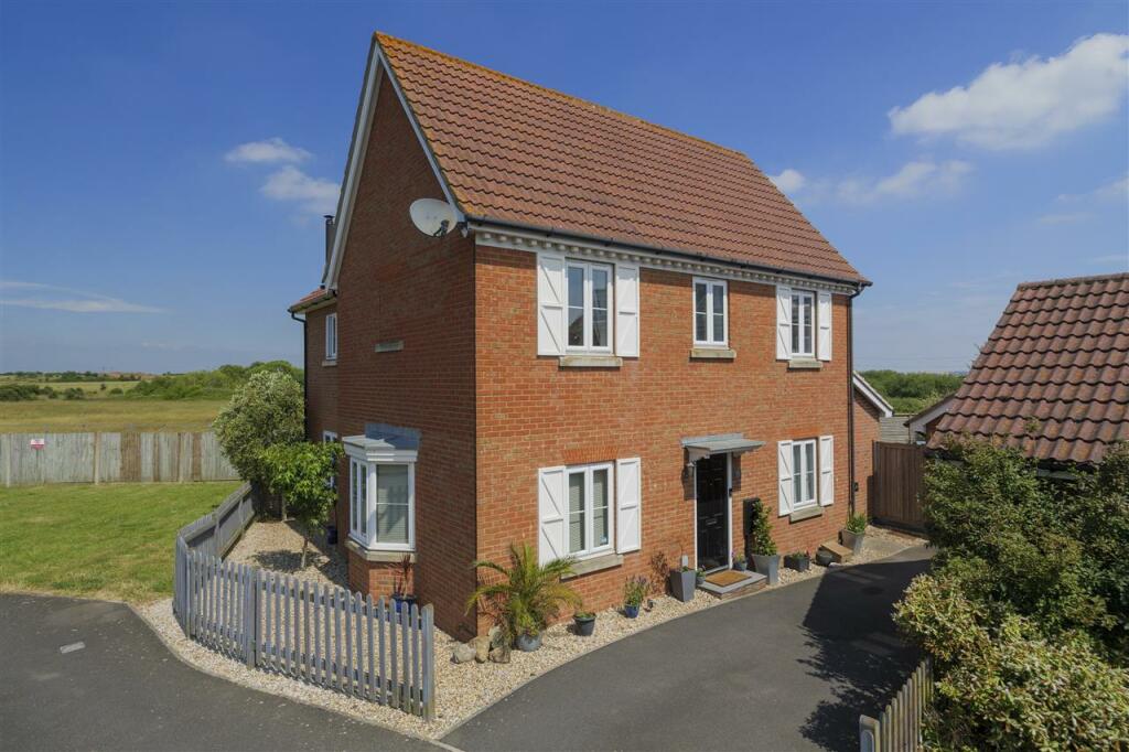 4 bedroom detached house for sale in Sanderling Way, Iwade, ME9