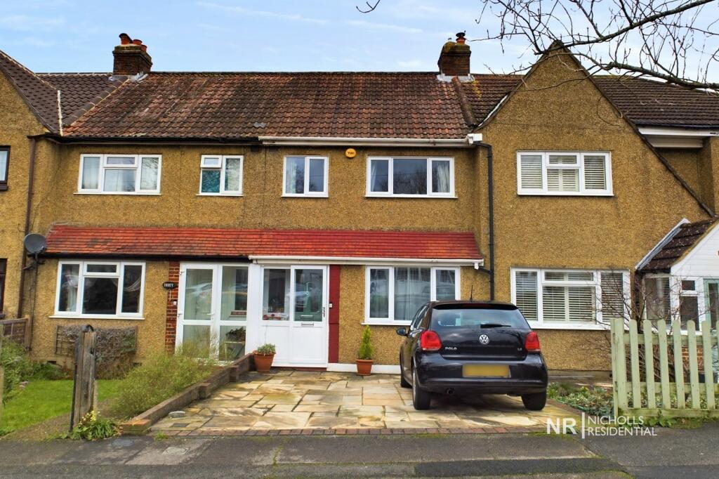 3 bedroom terraced house for sale in Compton Crescent, Chessington