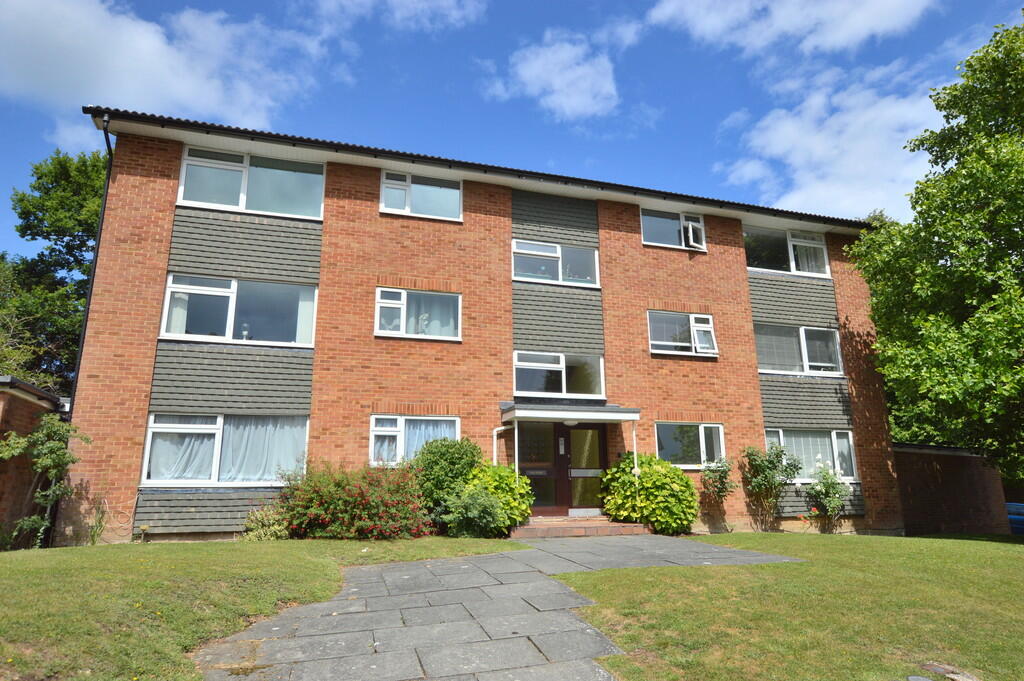 2 bedroom apartment for sale in Oakfield Drive, Reigate, RH2