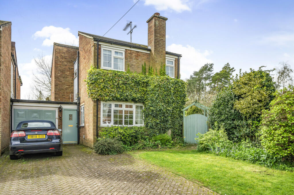 3 bedroom link detached house for sale in Greenfields, Adstock