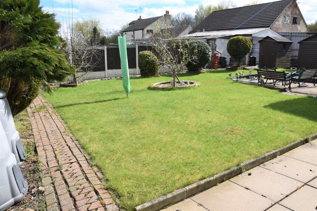 4 bedroom detached bungalow for sale in Uttoxeter Road, Catchems Corner