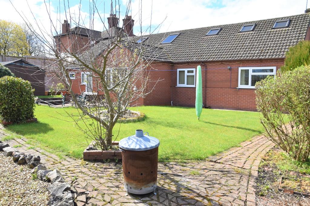 4 bedroom detached bungalow for sale in Uttoxeter Road, Catchems Corner