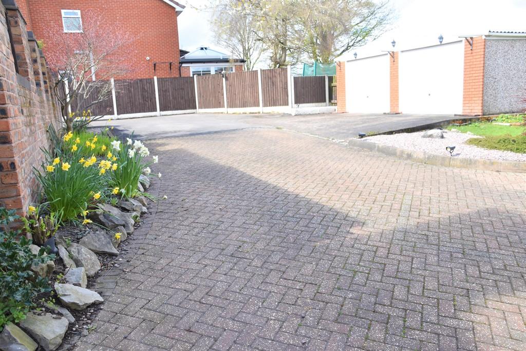 4 bedroom detached bungalow for sale in Uttoxeter Road, Catchems Corner