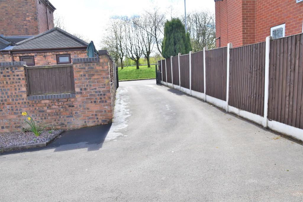 4 bedroom detached bungalow for sale in Uttoxeter Road, Catchems Corner