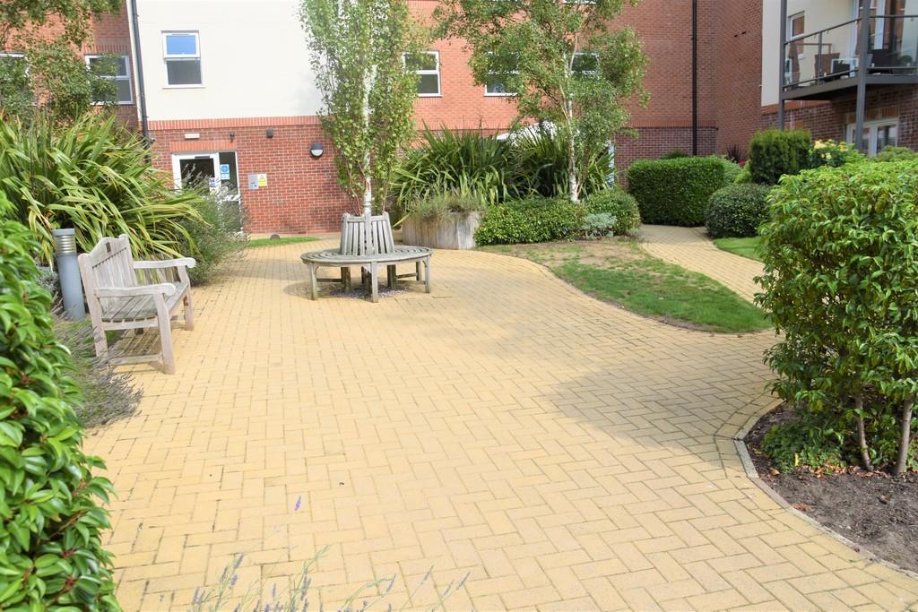 2 bedroom ground floor flat for sale in Adlington House, High Street