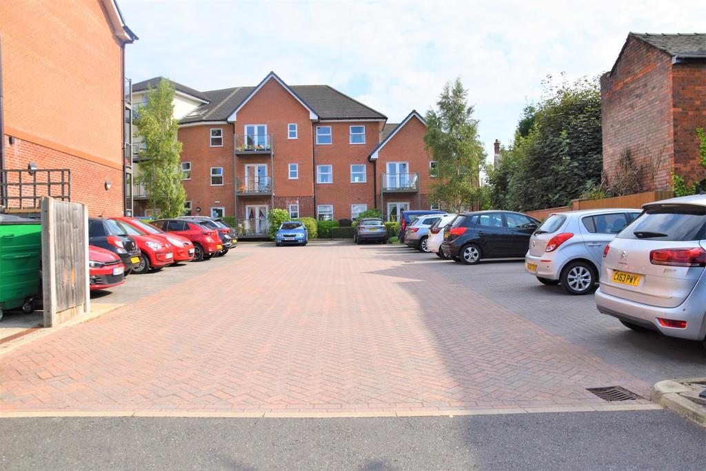 2 bedroom ground floor flat for sale in Adlington House, High Street