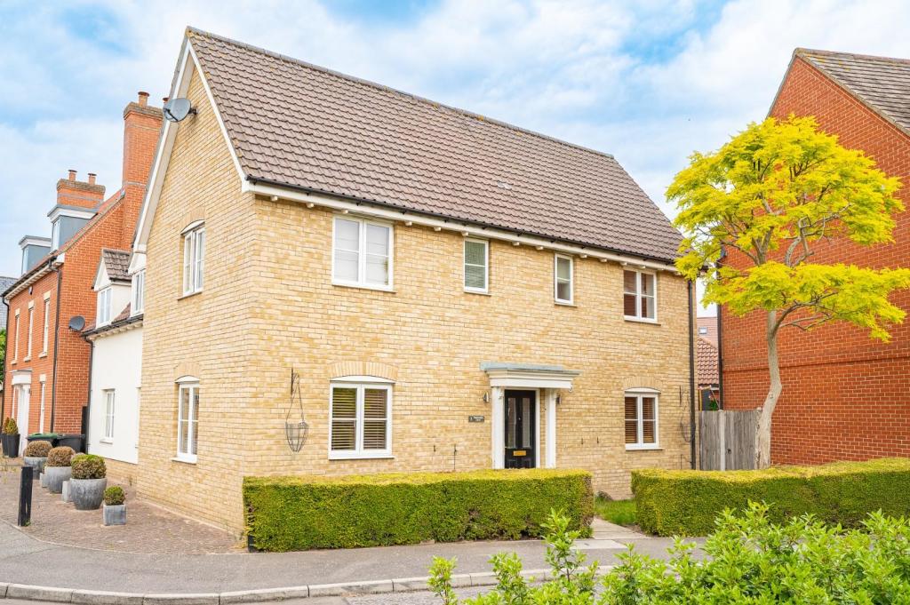 4 bedroom detached house for sale in Tomlinson Road, Flitch Green