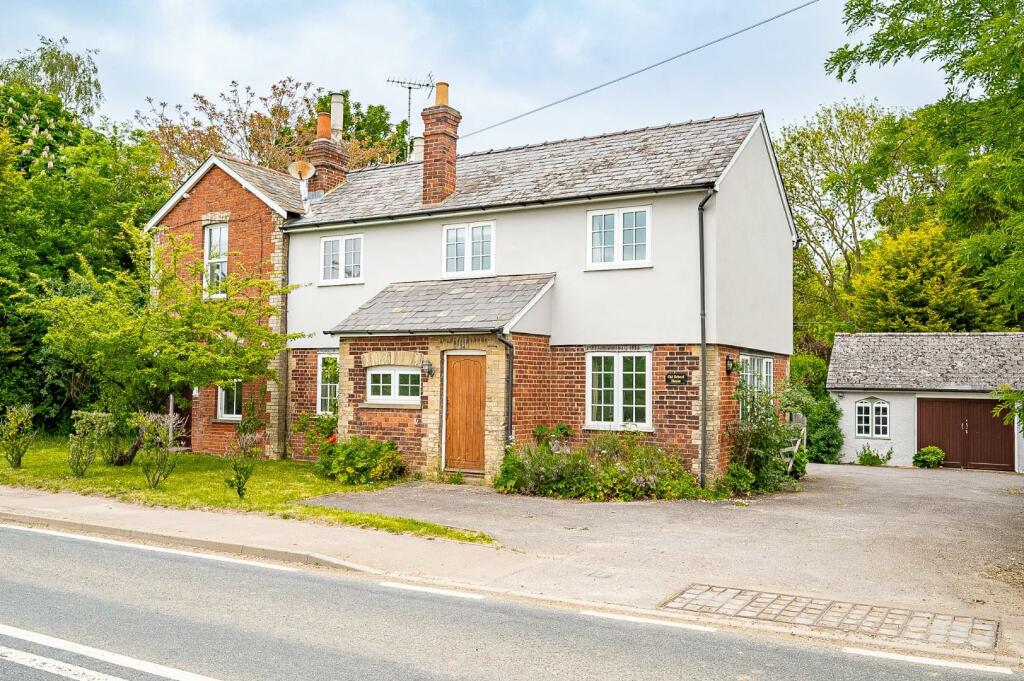 4 bedroom detached house for sale in Chelmsford Road, Barnston, Dunmow