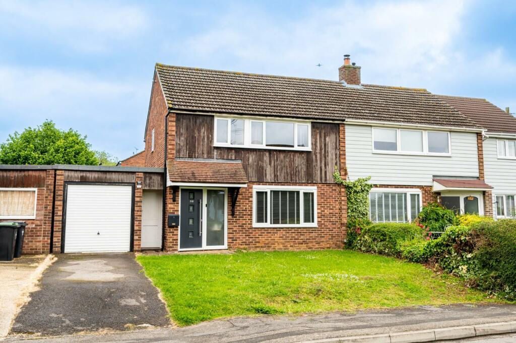 3 bedroom semidetached house for sale in Rochelle Close, Thaxted