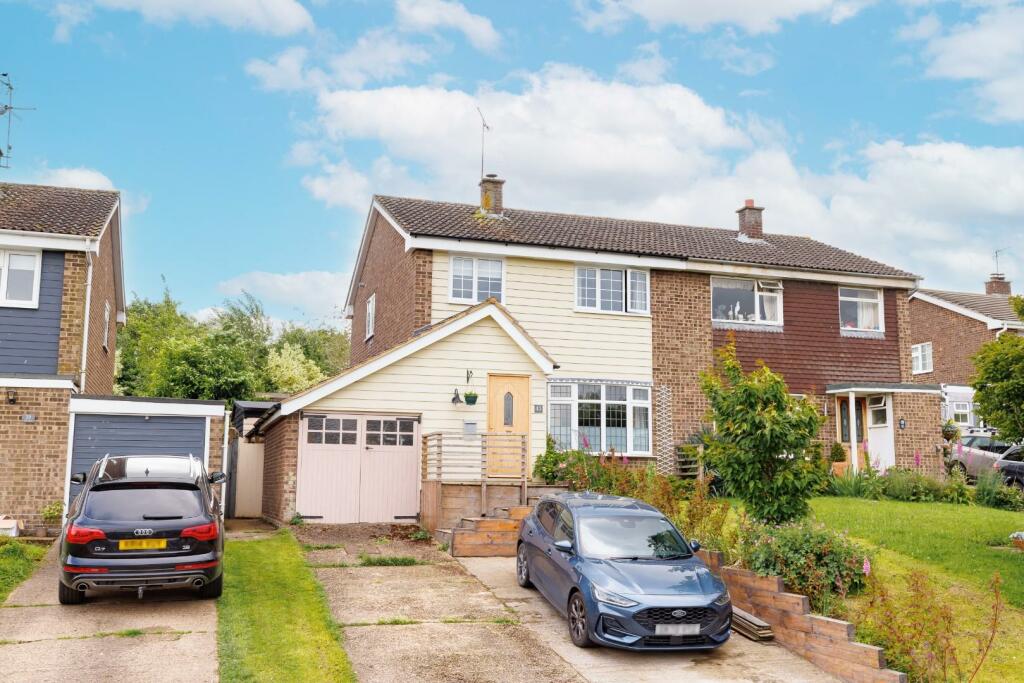 3 bedroom semidetached house for sale in Barryfields, Shalford