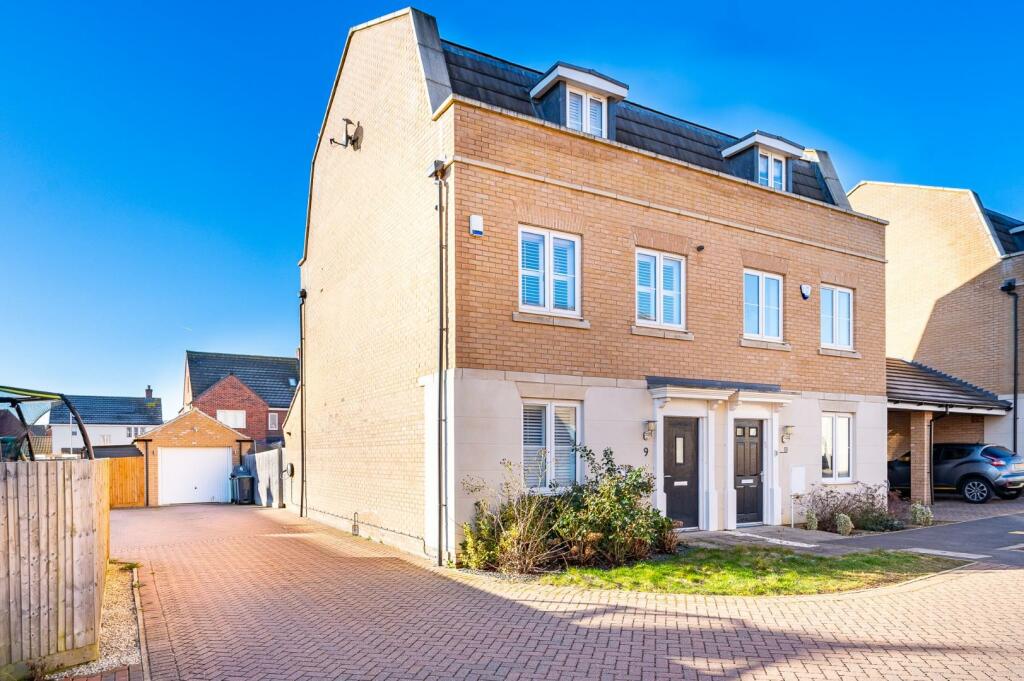 3 bedroom semidetached house for sale in Maltings Close, Flitch Green, Dunmow, CM6