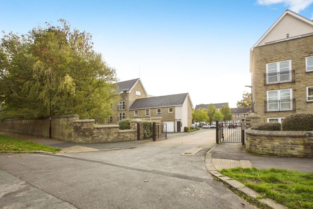 2 bedroom flat for sale in Albert Promenade, Halifax, West Yorkshire, HX3