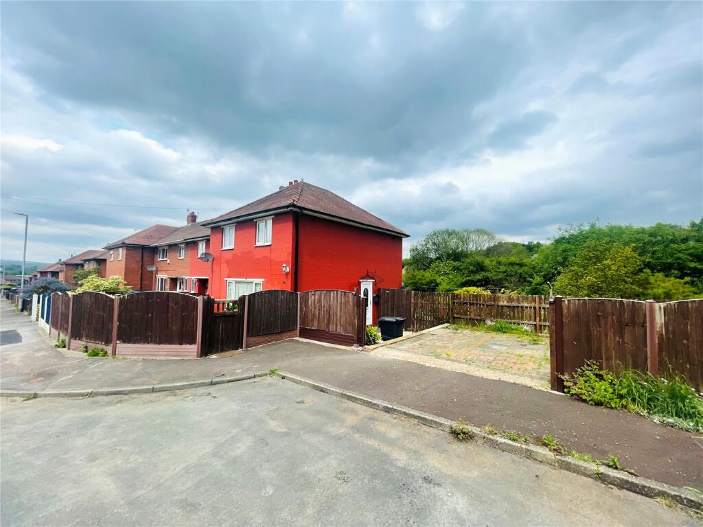 3 bedroom end of terrace house for sale in Rosemount Avenue, Elland