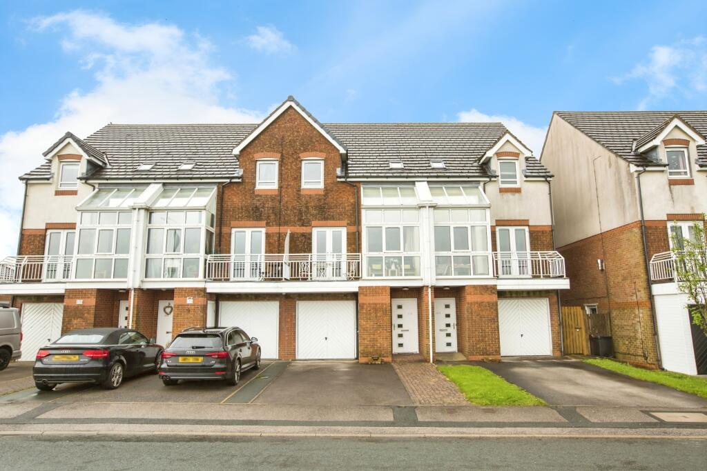 4 bedroom terraced house for sale in Heathmoor Park Road, Halifax, West