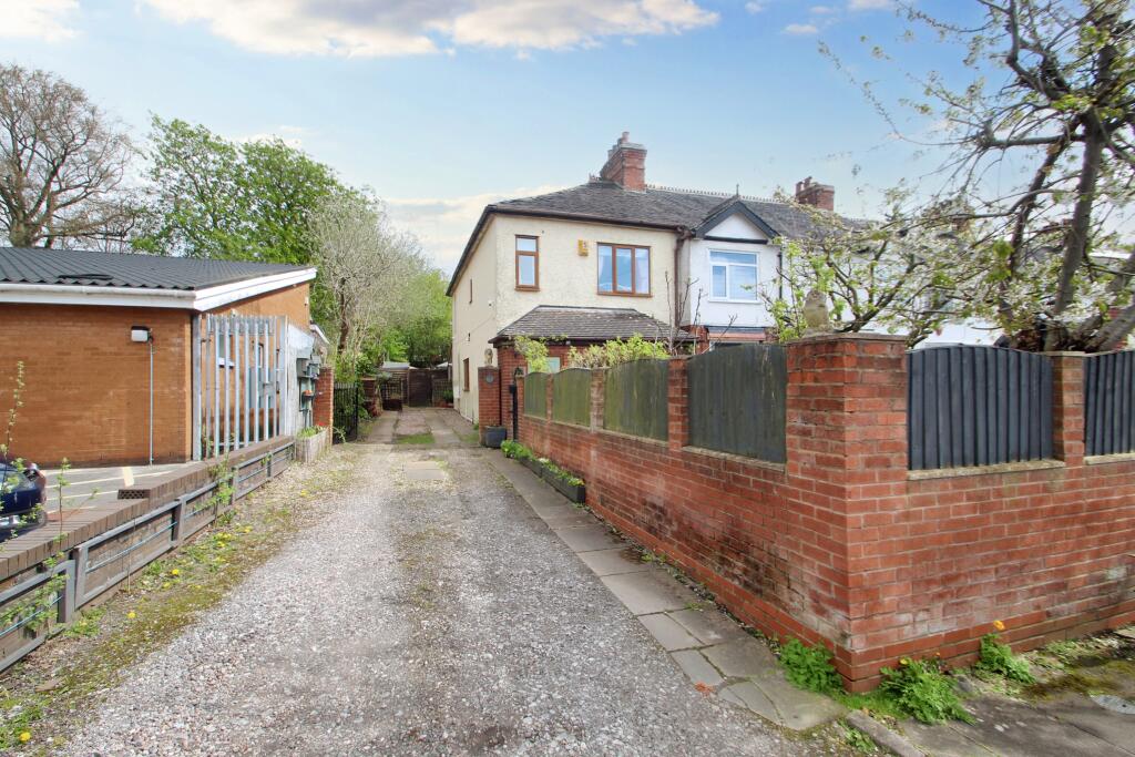 4 bedroom town house for sale in Highgrove Road, Trent Vale, Stoke-on-Trent, ST4