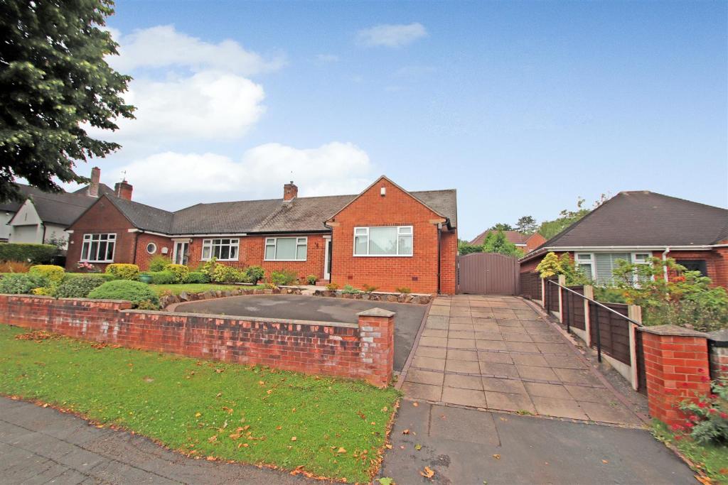 2 bedroom semidetached bungalow for sale in Abbots Way, Westlands