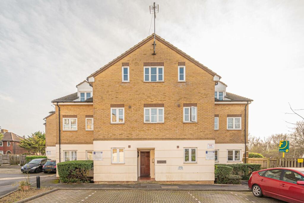 2 bedroom house for sale in Dover Close, Cricklewood, London, NW2