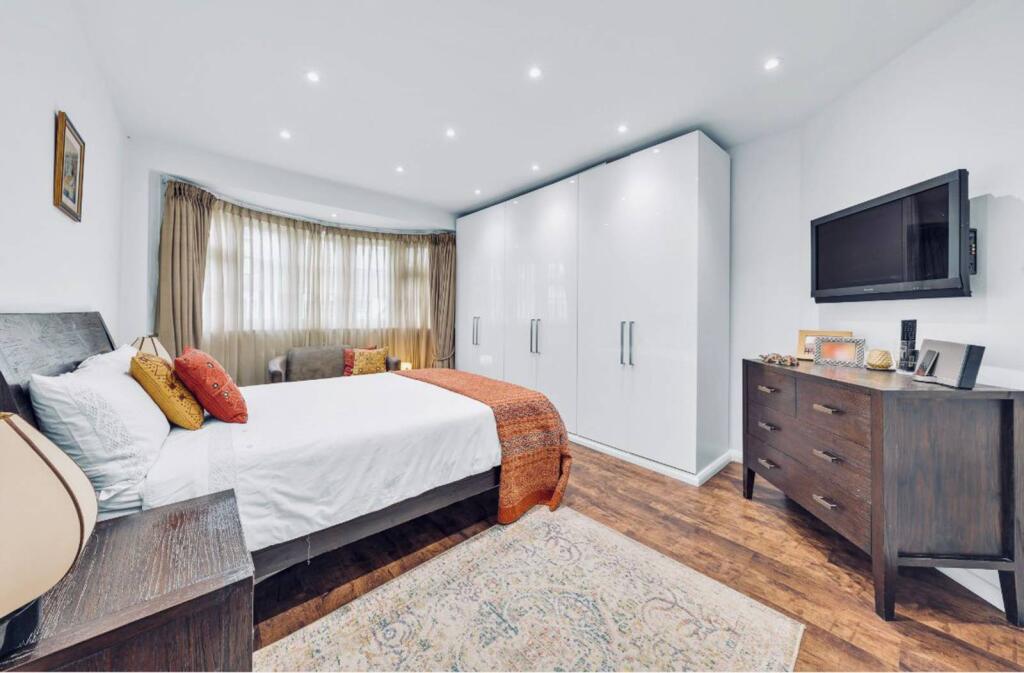 Main image of property: Hampstead Gardens, Temple Fortune, London, NW11