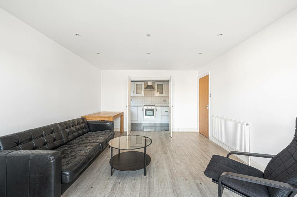 3 bedroom flat for sale in Holden Road, Woodside Park, London, N12