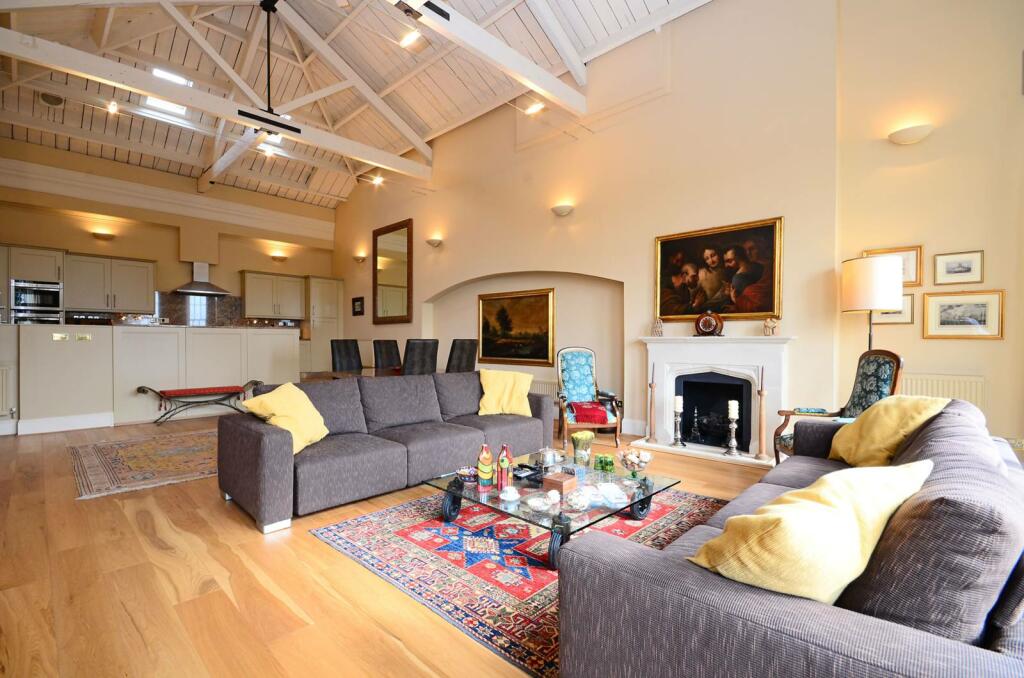 3 bedroom flat for sale in Royal Drive, Friern London, N11