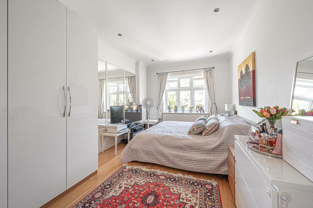 2 bedroom flat for sale in Holders Hill Road, Hendon, London, NW4