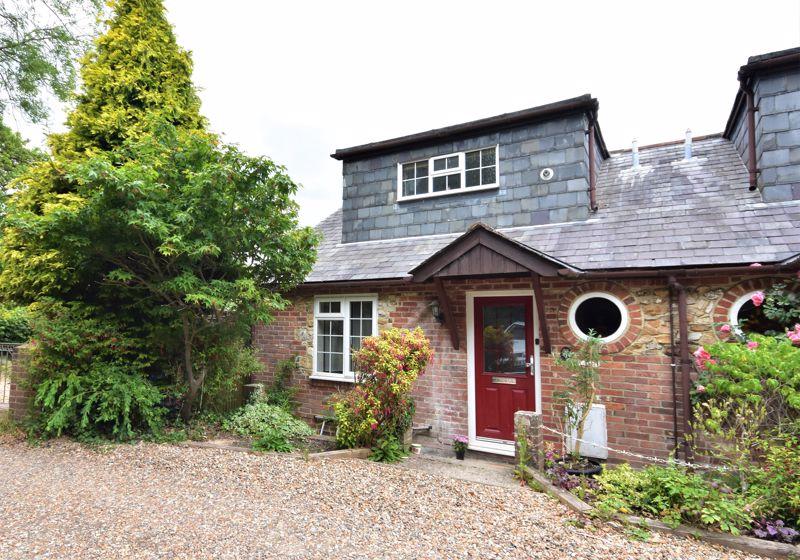 2 bedroom cottage for sale in Kings Lane, Farnham, GU10