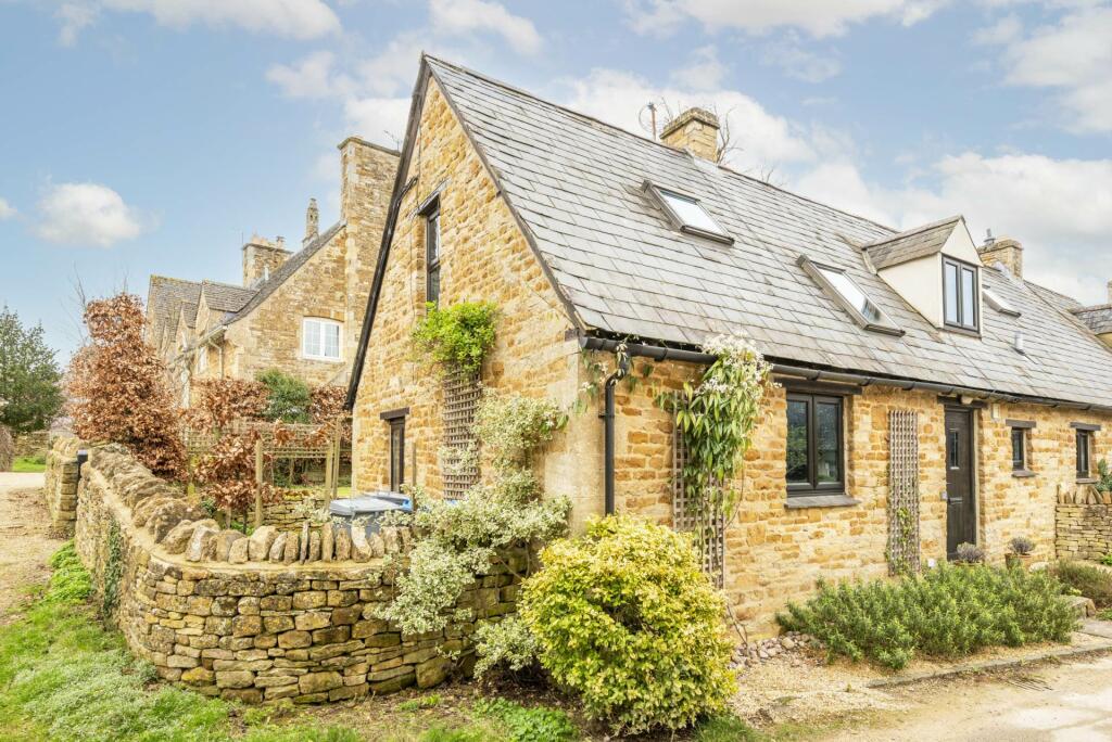 2 bedroom semidetached house for sale in The Moat, Kingham, OX7