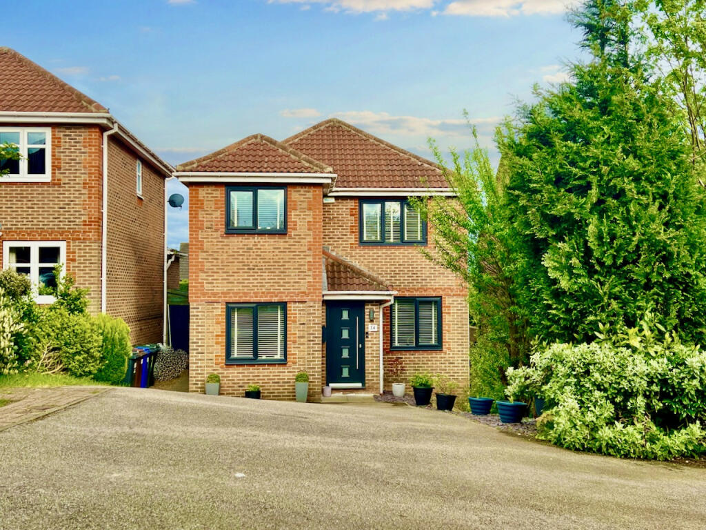 4 bedroom detached house for sale in Priest Royd, Darton, S75