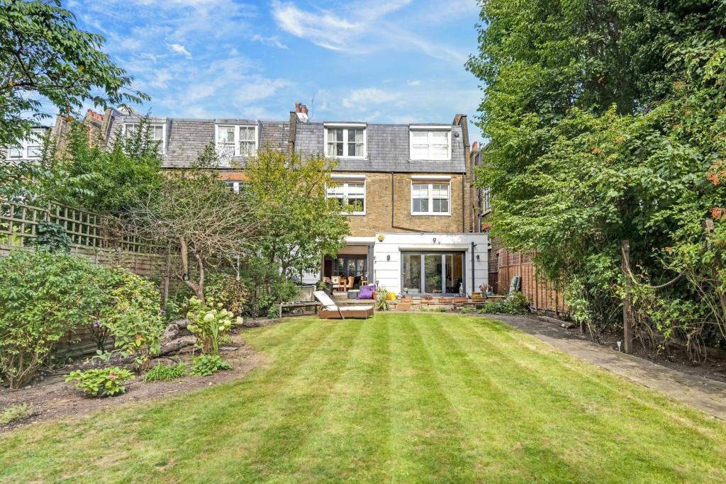 6 bedroom semidetached house for sale in Aberdare Gardens, South