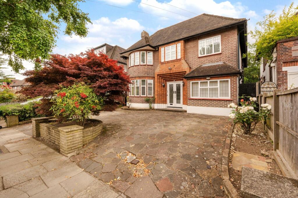 5 bedroom detached house for sale in Kinloss Gardens, London, N3