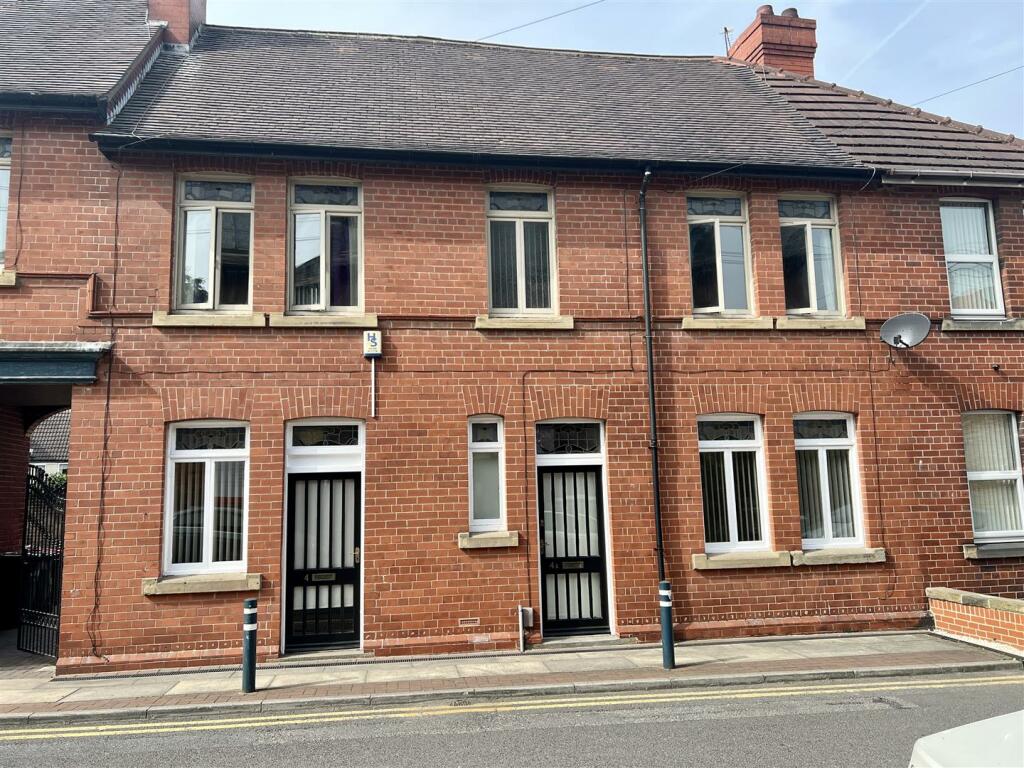 Commercial property for rent in 4 Moor Road, WathUponDearne, S63 7RU, S63