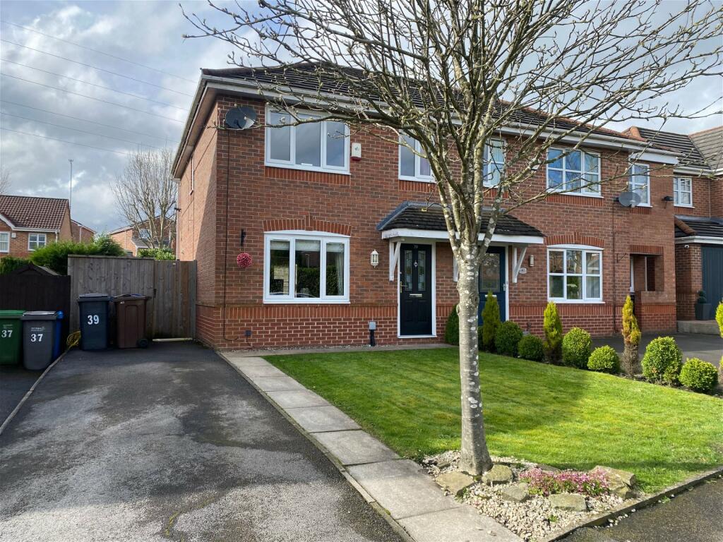 3 bedroom semidetached house for sale in Cairnwell Road, Chadderton
